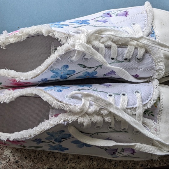 Floral sneakers. Size 9. - Picture 2 of 3